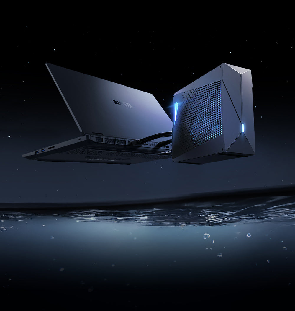 High-End XMG Gaming-Laptop mit angeschlossener externer Wasserkühlung über dem Wasser bei Nacht.