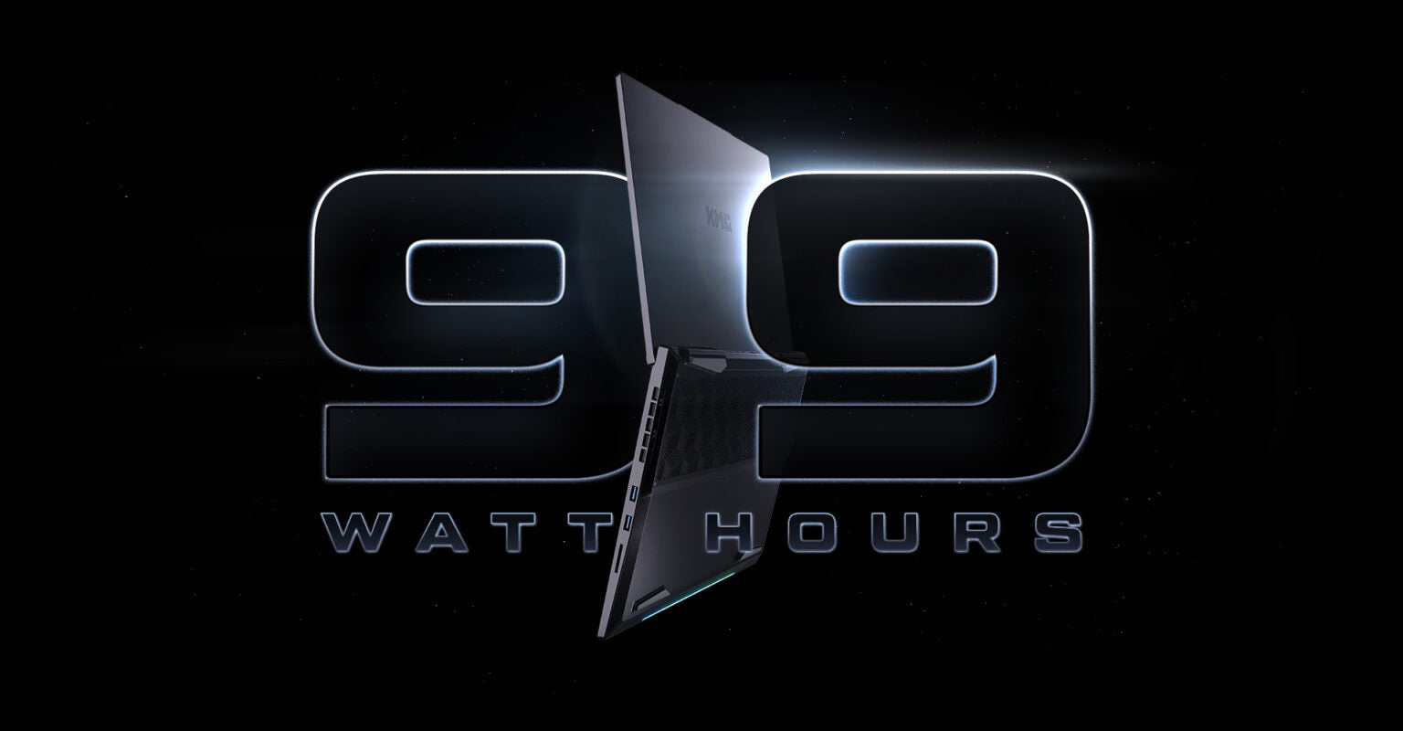 XMG Gaming-Laptop vor riesiger 99 Watt Hours Anzeige auf dunklem Hintergrund