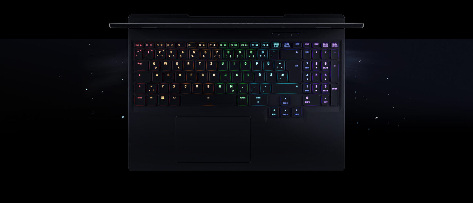 Draufsicht auf die beleuchtete RGB-Tastatur und das Touchpad eines High-End Gaming-Laptops