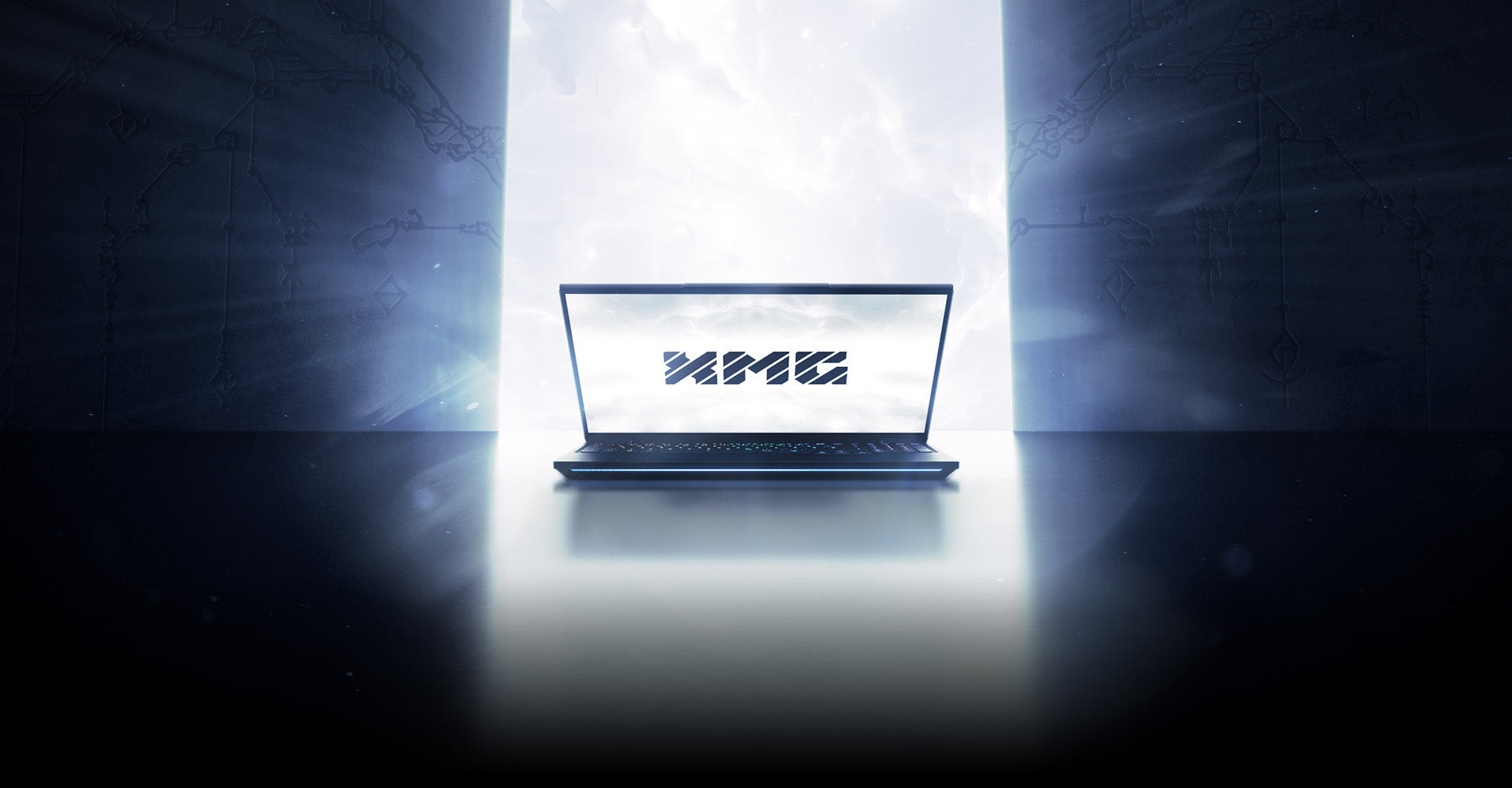 XMG Gaming-Laptop vor einem leuchtenden Portal in futuristischer Kulisse