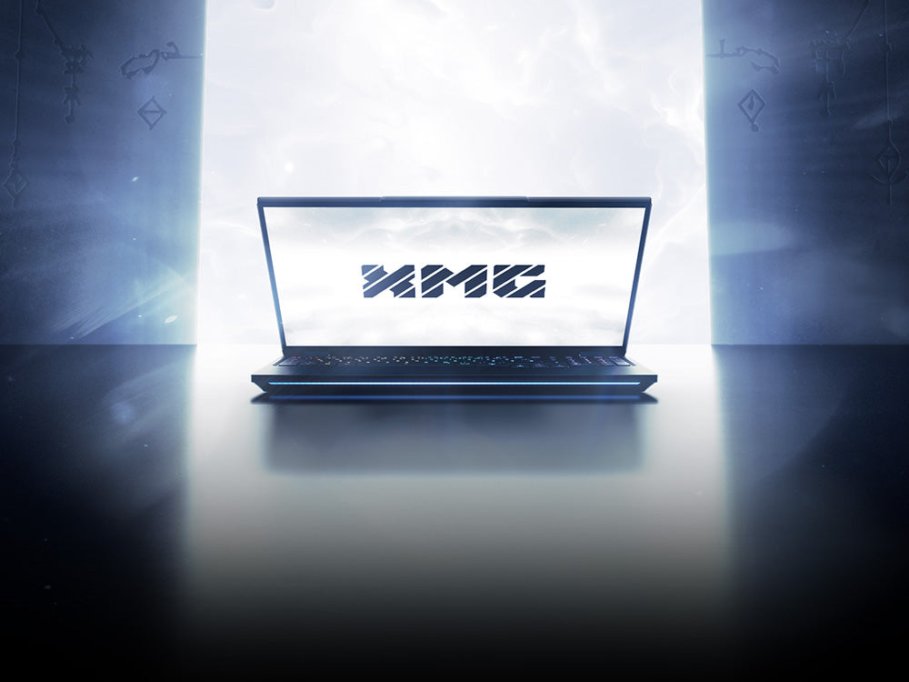 XMG Gaming-Laptop vor hellem Hintergrund mit mystischem Portal-Design