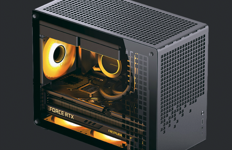 Kompakter High-End Gaming-PC in einem schwarzen Mesh-Gehäuse mit gelber Innenbeleuchtung, GeForce RTX Grafikkarte und Wasserkühlung