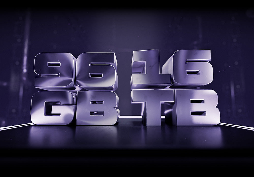 3D-Schriftzug 96 GB und 16 TB in silberner Metallic-Optik auf dunklem Hintergrund.