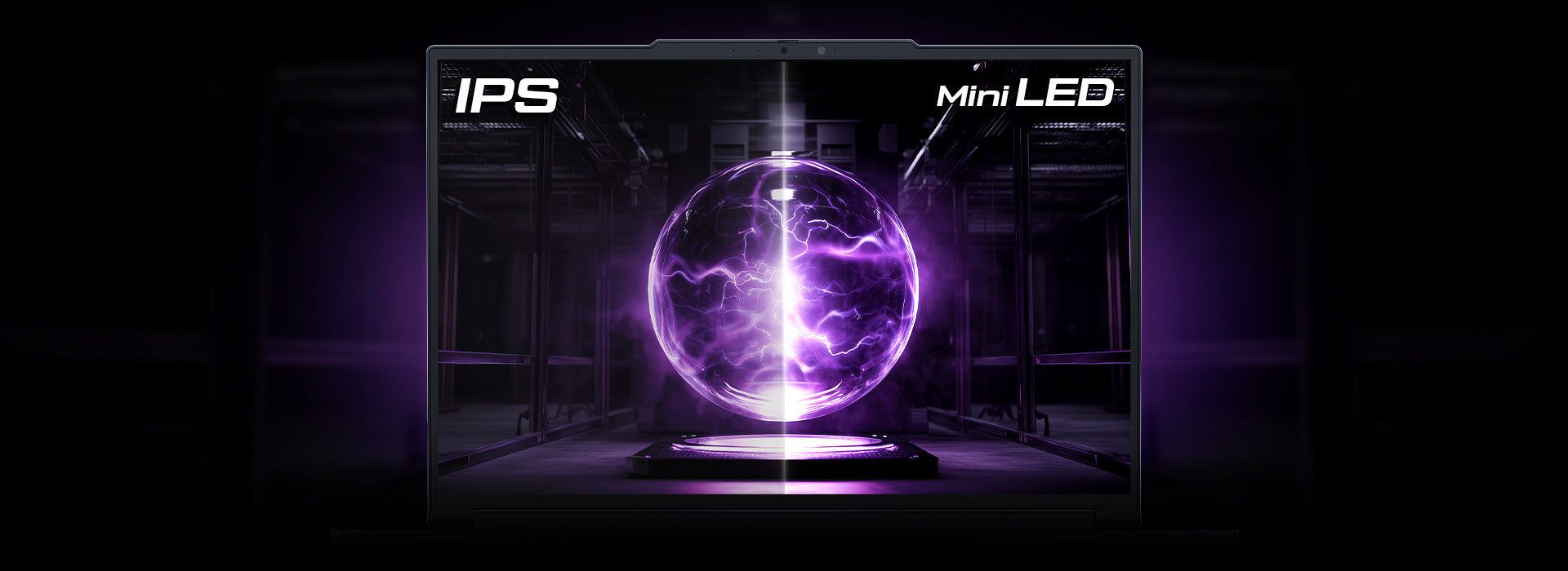 Laptop-Display im Vergleich zwischen IPS und Mini-LED mit leuchtender Plasmakugel und violetten Blitzen.