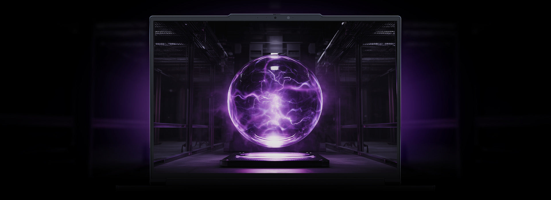 High-End Gaming-Laptop mit brillantem Display, das eine futuristische Plasmakugel in violettem Licht zeigt.
