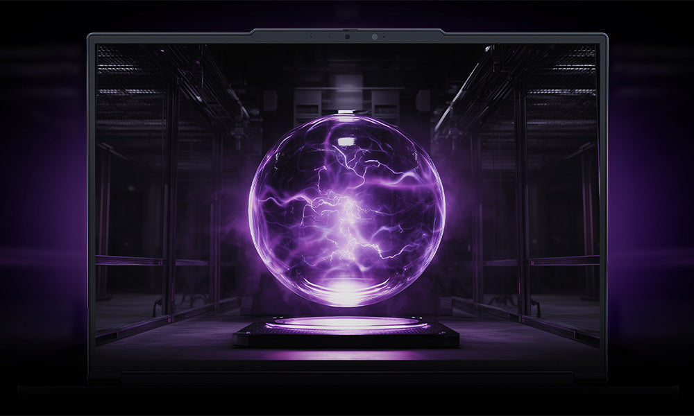 Laptop-Display mit der Animation einer schwebenden, violetten Plasmakugel mit elektrischen Blitzen in einer futuristischen Halle.