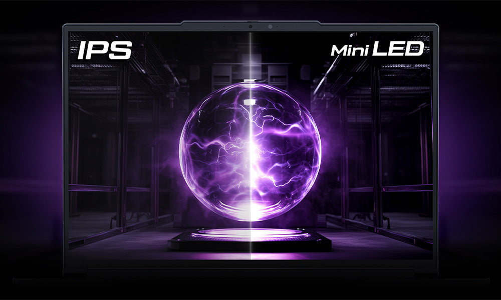 Direkter Vergleich eines Laptop-Displays mit IPS- und Mini-LED-Technologie anhand einer violetten Plasmakugel.
