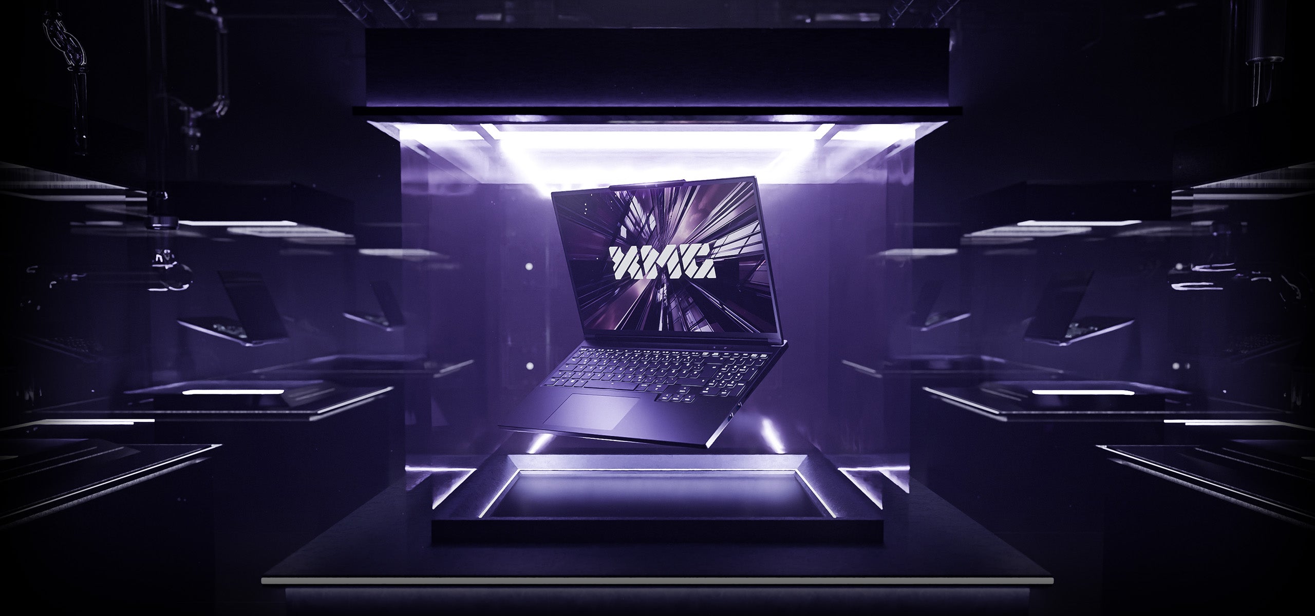Ein XMG Gaming-Laptop schwebt futuristisch beleuchtet in einer gläsernen Vitrine in einem dunklen Raum