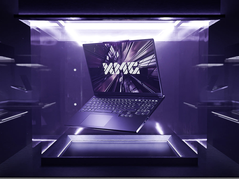 Hochwertiger XMG Gaming-Laptop in futuristischer Vitrine mit violetter Beleuchtung und abstraktem Display-Hintergrund.