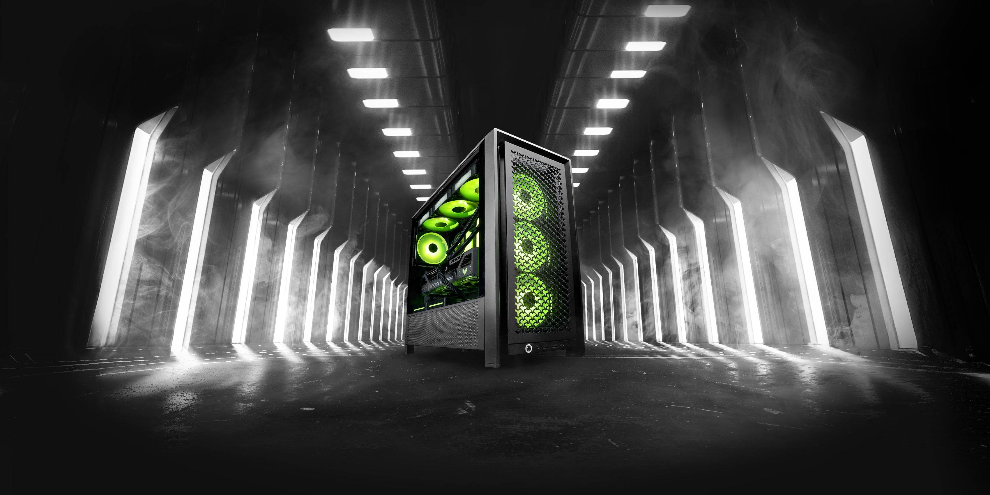 High-End Gaming-PC mit grünem RGB-Lüfterdesign in einem futuristischen, rauchigen Tunnel.