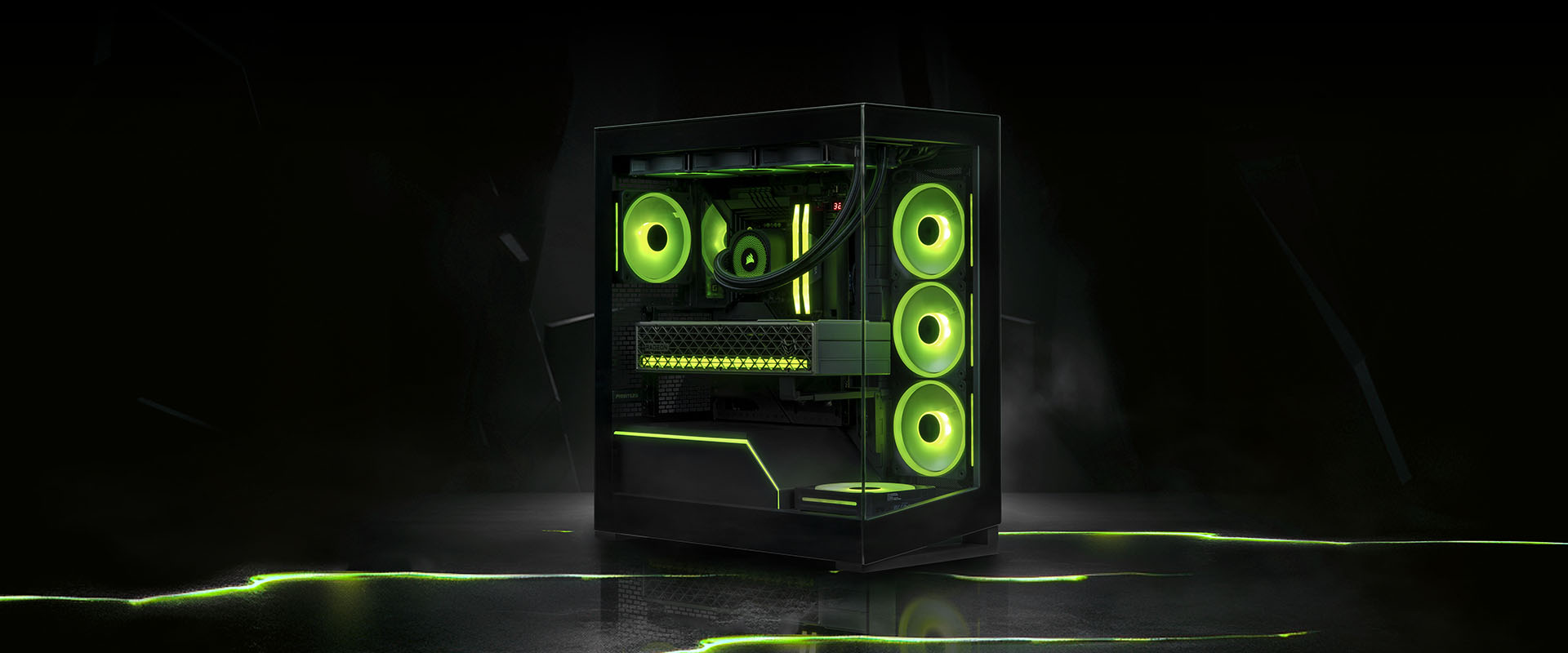 High-End Gaming-PC mit Glasgehäuse und grün beleuchteten Lüftern vor dunklem Hintergrund.