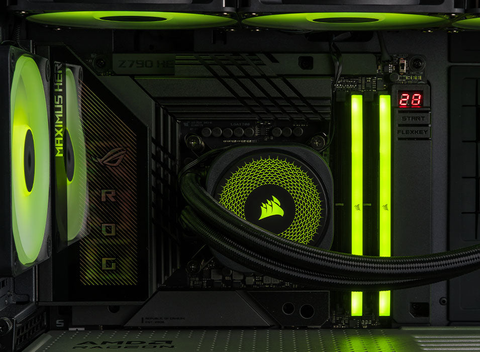 Blick ins innere eines High-End-Gaming-PCs mit beleuchteter Corsair-Wasserkühlung und ROG-Mainboard.