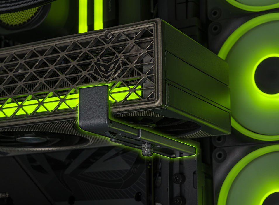 Nahaufnahme einer stabilen Grafikkarten-Halterung in einem Gaming-PC mit grünem RGB-Lüfter.