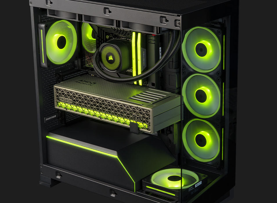 High-End Gaming-PC mit beleuchteten grünen Lüftern, Wasserkühlung und High-Performance-Grafikkarte im Glasgehäuse.