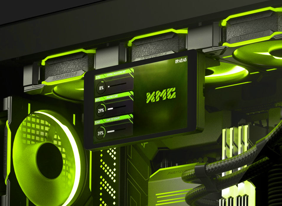 High-End Gaming-PC Innenraum mit grün beleuchteten Lüftern, Wasserkühlung und Hardware-Monitoring-Display.