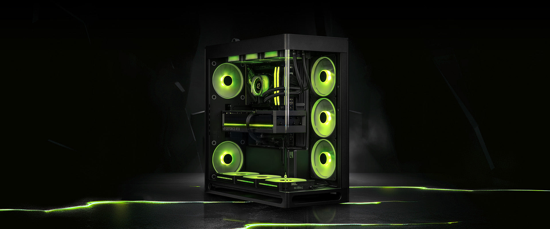 High-End Gaming-PC in einem schwarzen Gehäuse mit leuchtend grüner RGB-Beleuchtung der Lüfter und der Grafikkarte.