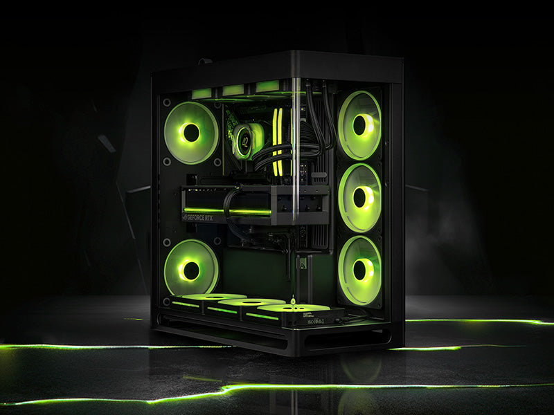 High-End Gaming-PC mit Glasgehäuse und grün beleuchteten Lüftern auf dunklem Untergrund
