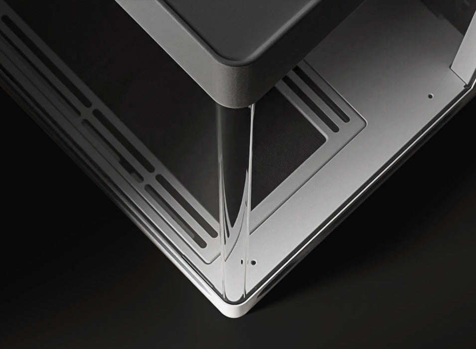 Nahaufnahme des modernen PC-Gehäuses mit glasklarem Glasseitenteil und minimalistischem Design