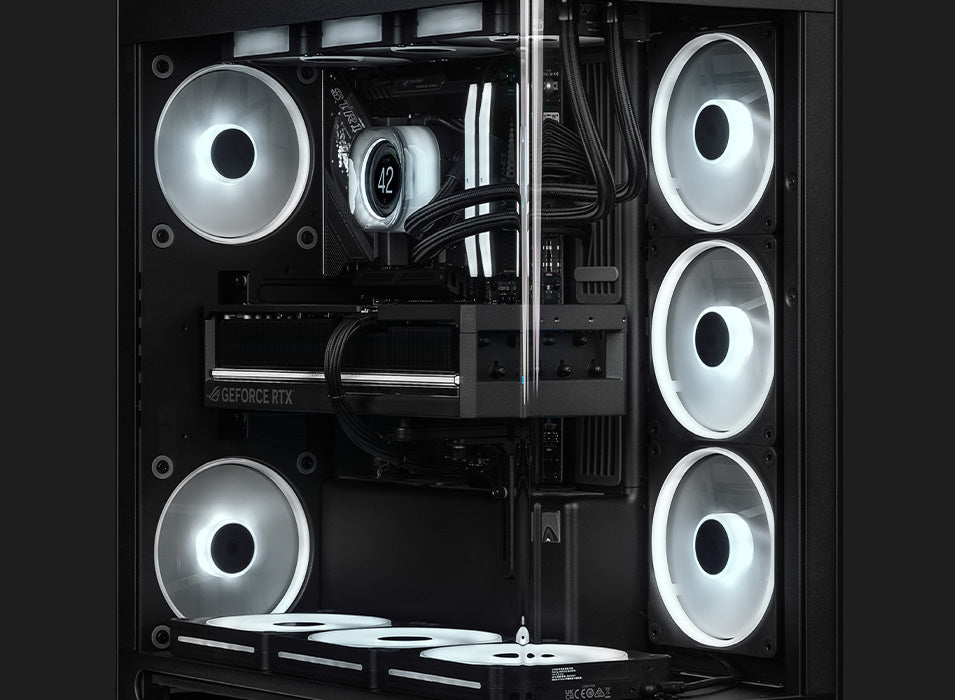 High-End Gaming-PC im schwarzen Gehäuse mit weiß beleuchteten Lüftern, Wasserkühlung und GeForce RTX Grafikkarte.
