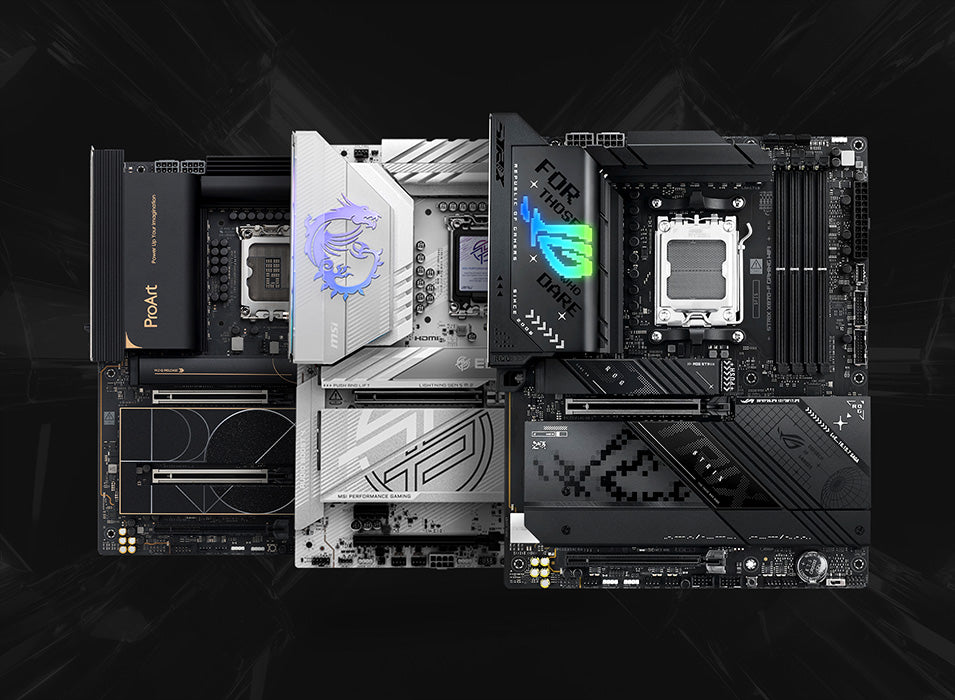 Drei High-End Mainboards in den Farben Schwarz, Silber und Dunkelgrau nebeneinander auf dunklem Hintergrund.