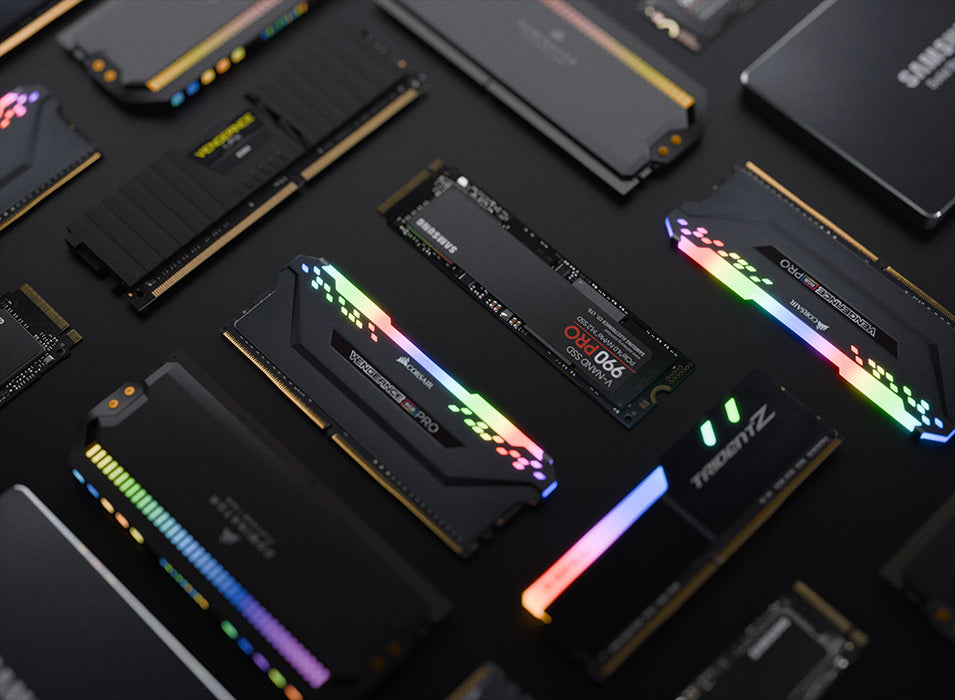 Verschiedene High-End Komponenten wie Corsair Vengeance RAM und Samsung SSDs auf dunklem Untergrund.
