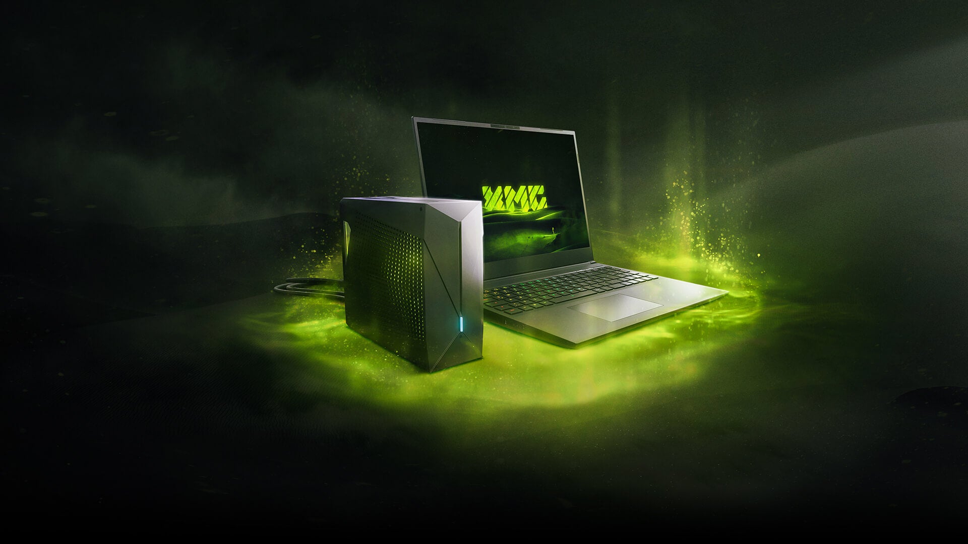 XMG Gaming-Laptop mit externer Wasserkühlung vor dunklem Hintergrund mit grünem Effektlicht.