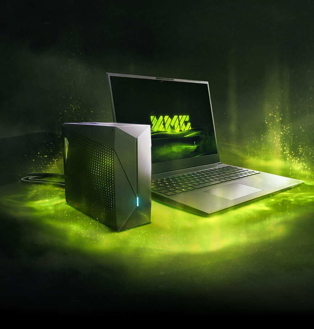 XMG High-End Gaming-Laptop mit externer Grafikkarte und stimmungsvoller grüner Beleuchtung auf dem Tisch