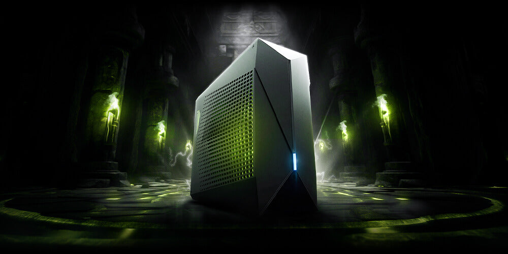 Schwarzer High-End Gaming-PC in mystischen Dungeon-Umfeld mit grüner Beleuchtung und Steinsäulen