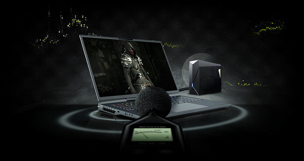 Gaming-Laptop mit externer Wasserkühlung und einem Mikrofon zur Lautstärkemessung auf dunklem Hintergrund.