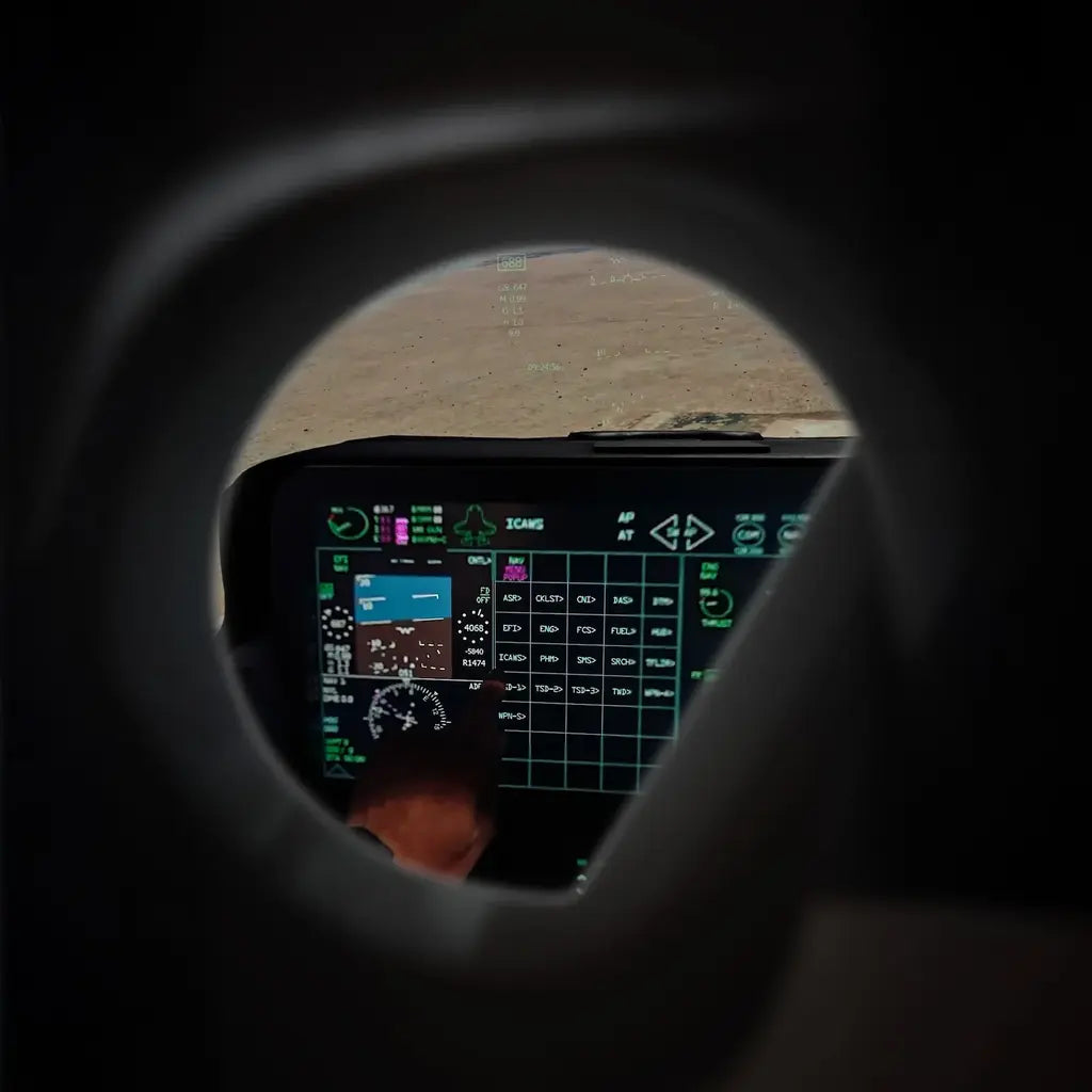 Blick durch ein VR-Headset auf ein Cockpit-Display mit Flugdaten im Simulator