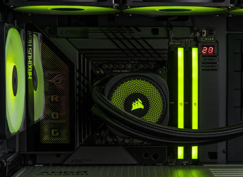 Blick in einen High-End-Gaming-PC mit beleuchtetem ASUS ROG Mainboard, Corsair Wasserkühlung und grün leuchtendem RAM.