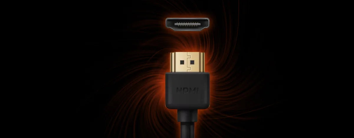 Nahaufnahme eines vergoldeten HDMI-Steckers vor einem passenden Anschluss und orangem Hintergrund