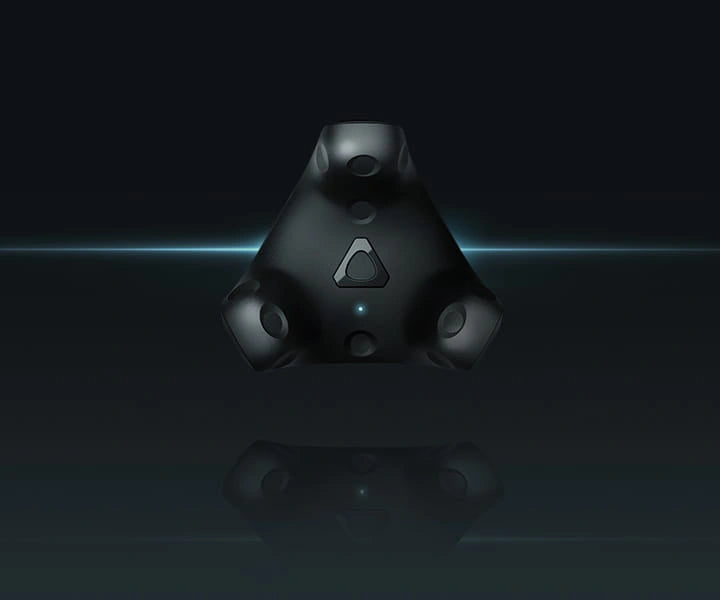 Schwarzer VR-Tracker mit dreieckigem Design und Sensoren vor dunklem Hintergrund mit blauer Lichtleiste