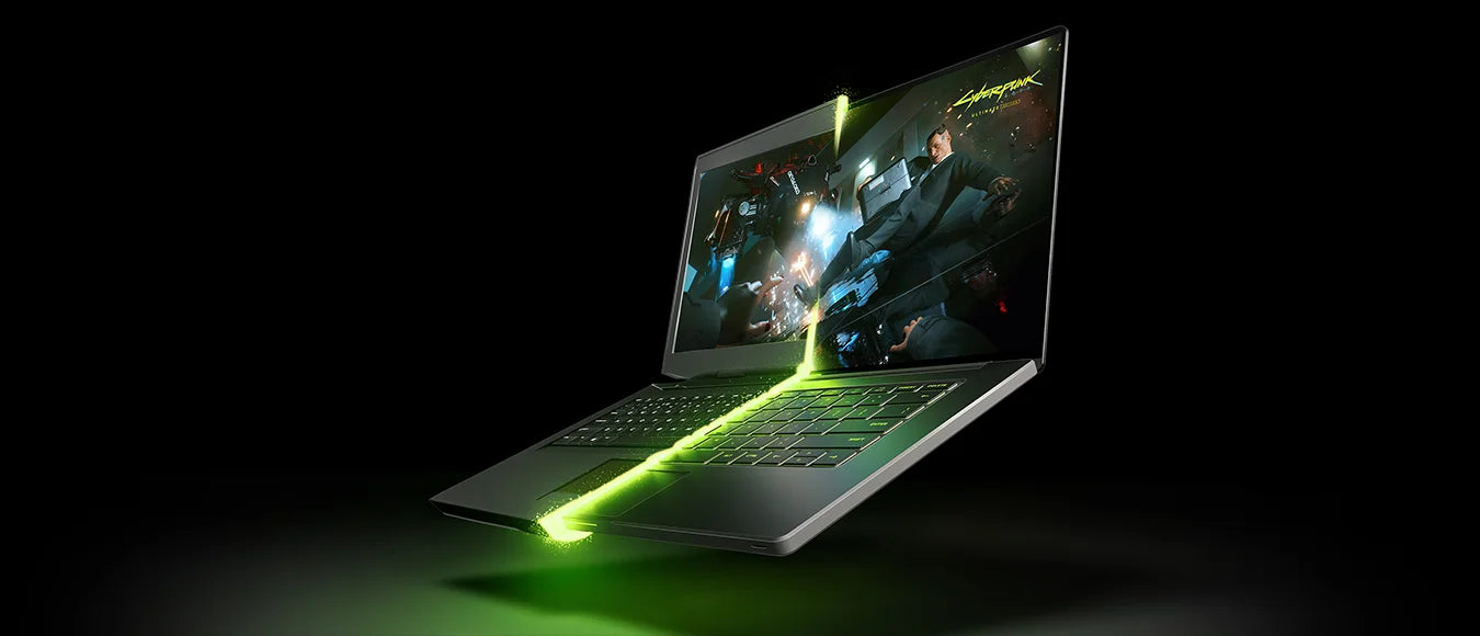 High-End Gaming-Laptop mit leuchtend grünem Lichtstrahl und Cyberpunk-Spielszene auf dem Display vor schwarzem Hintergrund