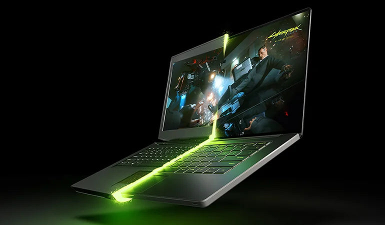 Hochwertiger Gaming-Laptop mit Cyberpunk-Spielgrafik auf dem Bildschirm und grünem Leuchteffekt.