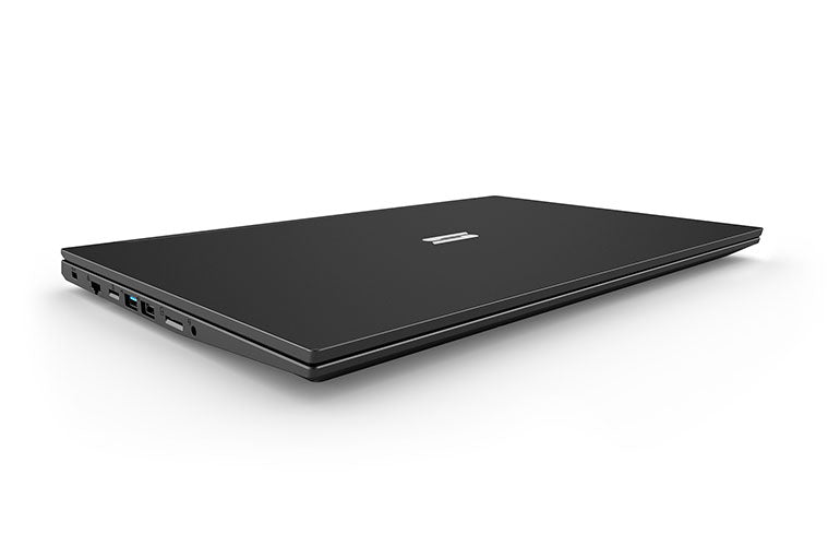 Geschlossener, schwarzer High-End Gaming-Laptop mit Anschlüssen an der linken Seite auf weißem Hintergrund.