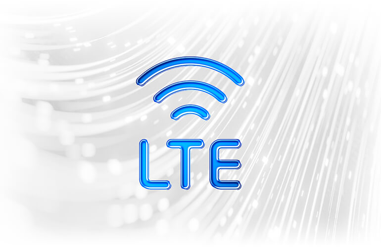 Blaues LTE-Symbol mit Funksignal vor hellem Hintergrund aus Lichtfasern