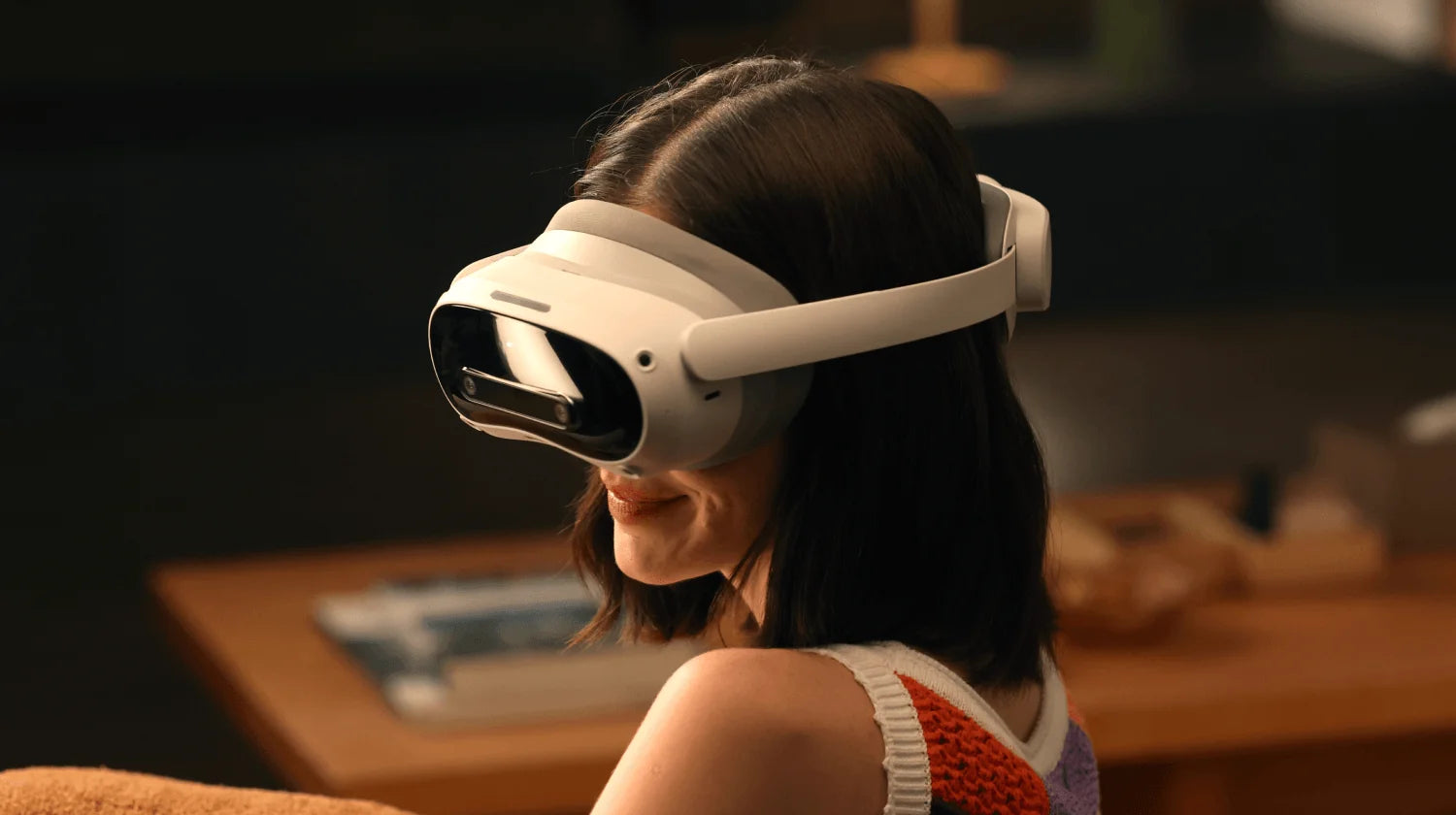Frau mit weißer VR-Headset-Brille blickt lächelnd über die Schulter