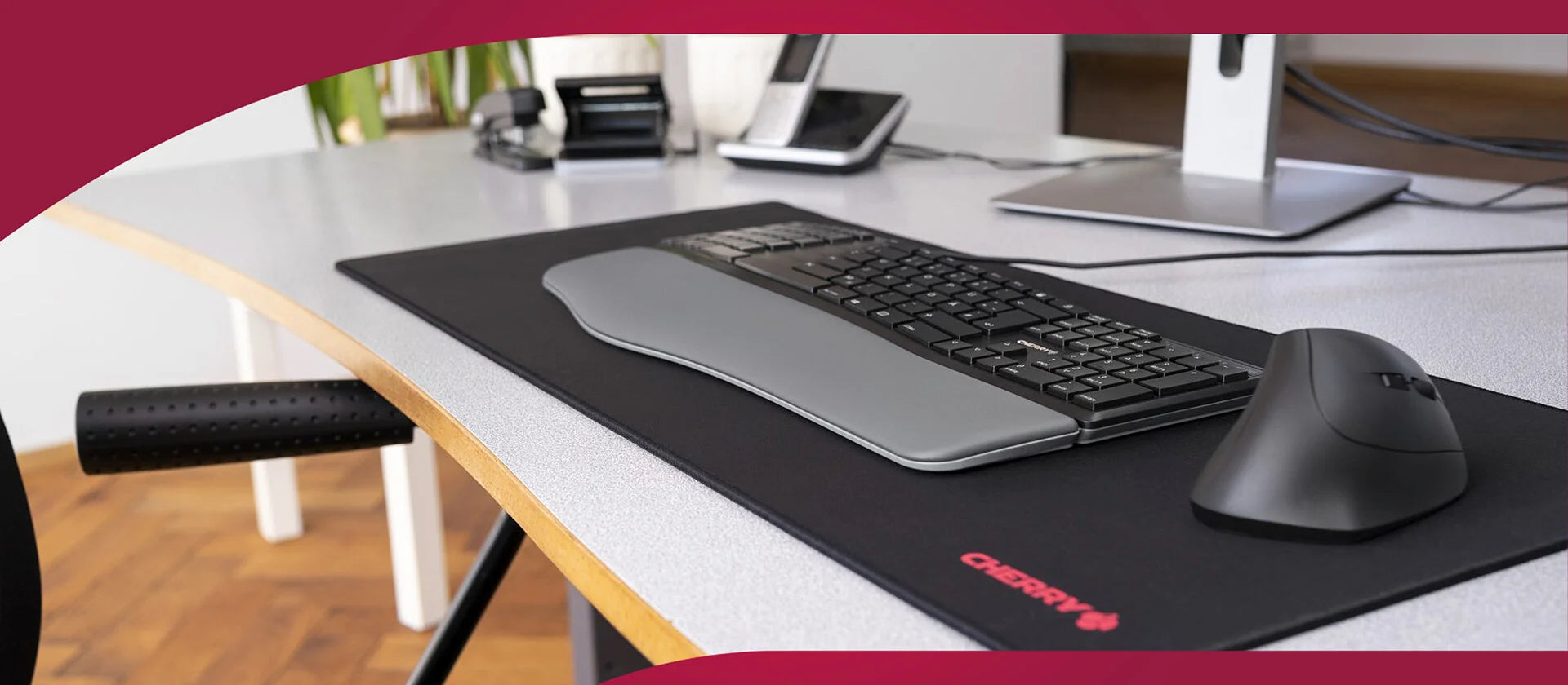 Ergonomische Cherry Tastatur mit Handballenauflage und schwarze Maus auf einem Schreibtisch
