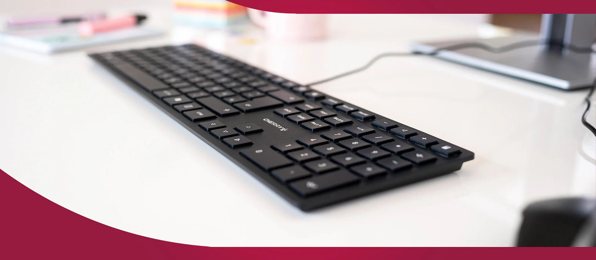 Schwarze Cherry Tastatur auf einem hellen Schreibtisch in Nahaufnahme