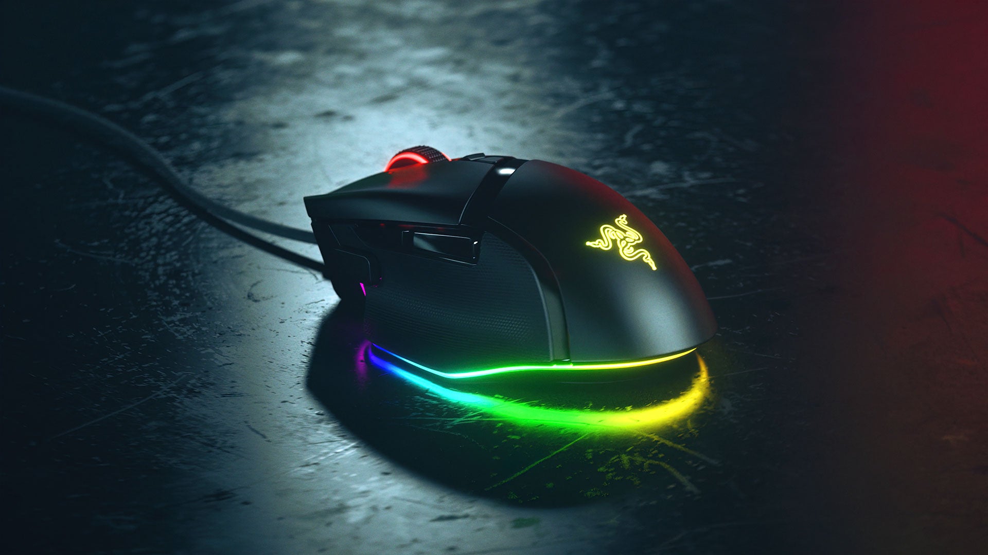 Schwarze Razer Gaming-Maus mit RGB-Beleuchtung und beleuchtetem Logo auf dunklem Untergrund