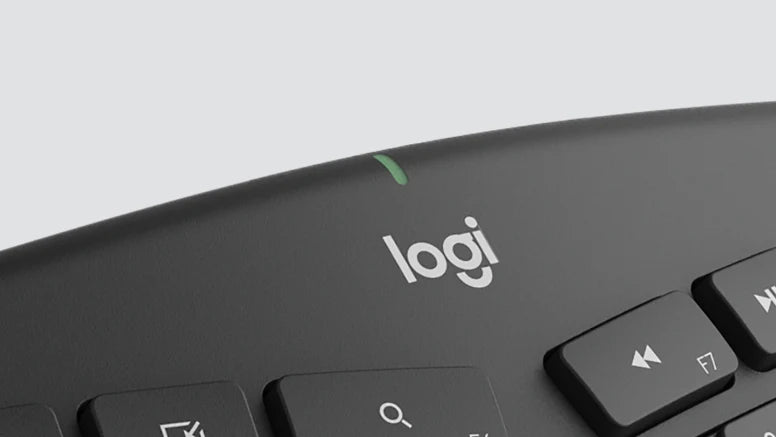 Nahaufnahme des Logi Logos auf einer schwarzen Logitech-Tastatur mit Status-LED