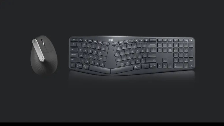 Ergonomisches Logitech Set mit geschwungener kabelloser Tastatur und vertikaler Maus auf dunklem Hintergrund.