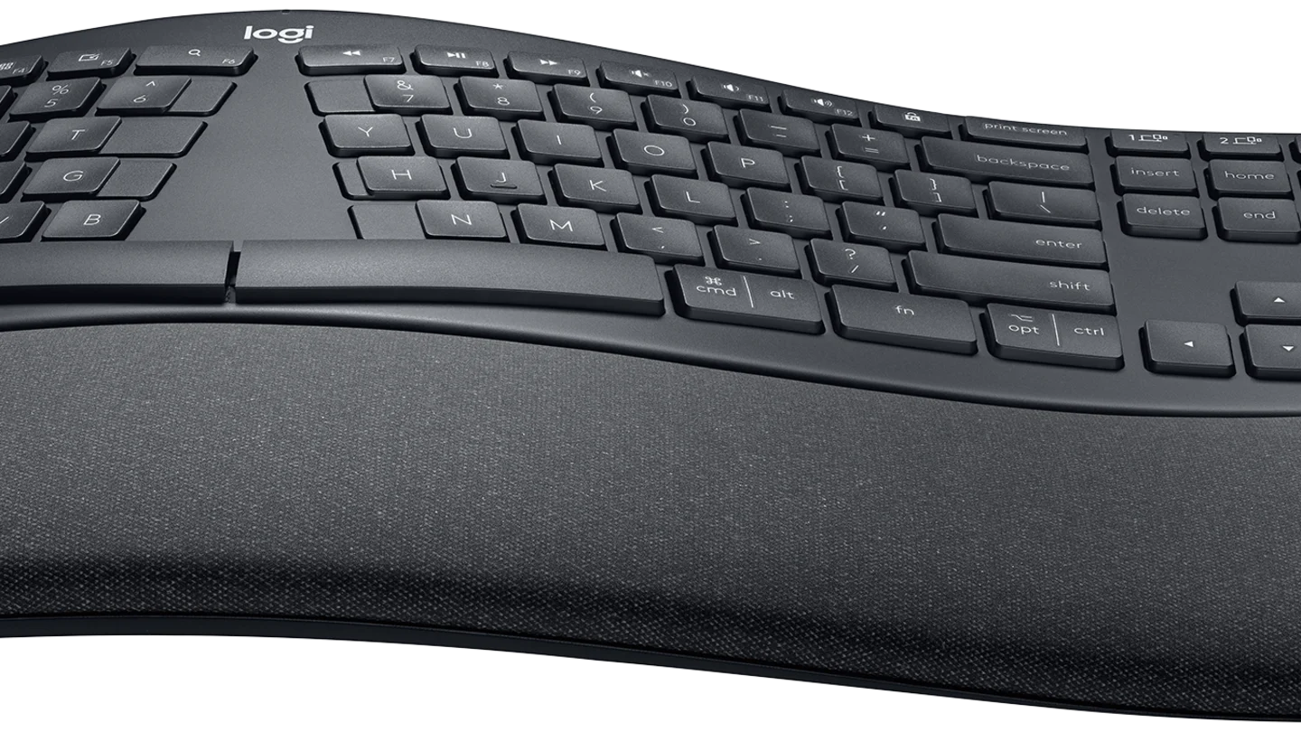 Ergonomische Logitech Ergonomic Tastatur in Schwarz mit geschwungenem Layout und integrierter Handballenauflage