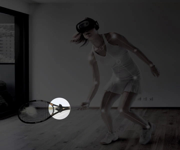 Person mit VR-Headset spielt virtuelles Tennis mit einem VR-Schläger in einem Raum.