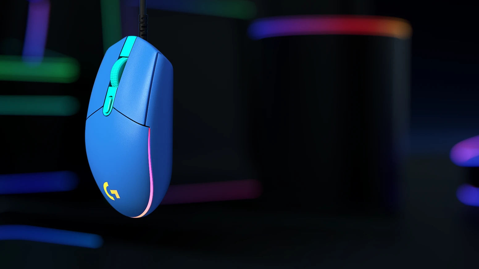 Blaue Gaming-Maus mit RGB-Beleuchtung und beleuchtetem Logo vor dunklem Hintergrund.
