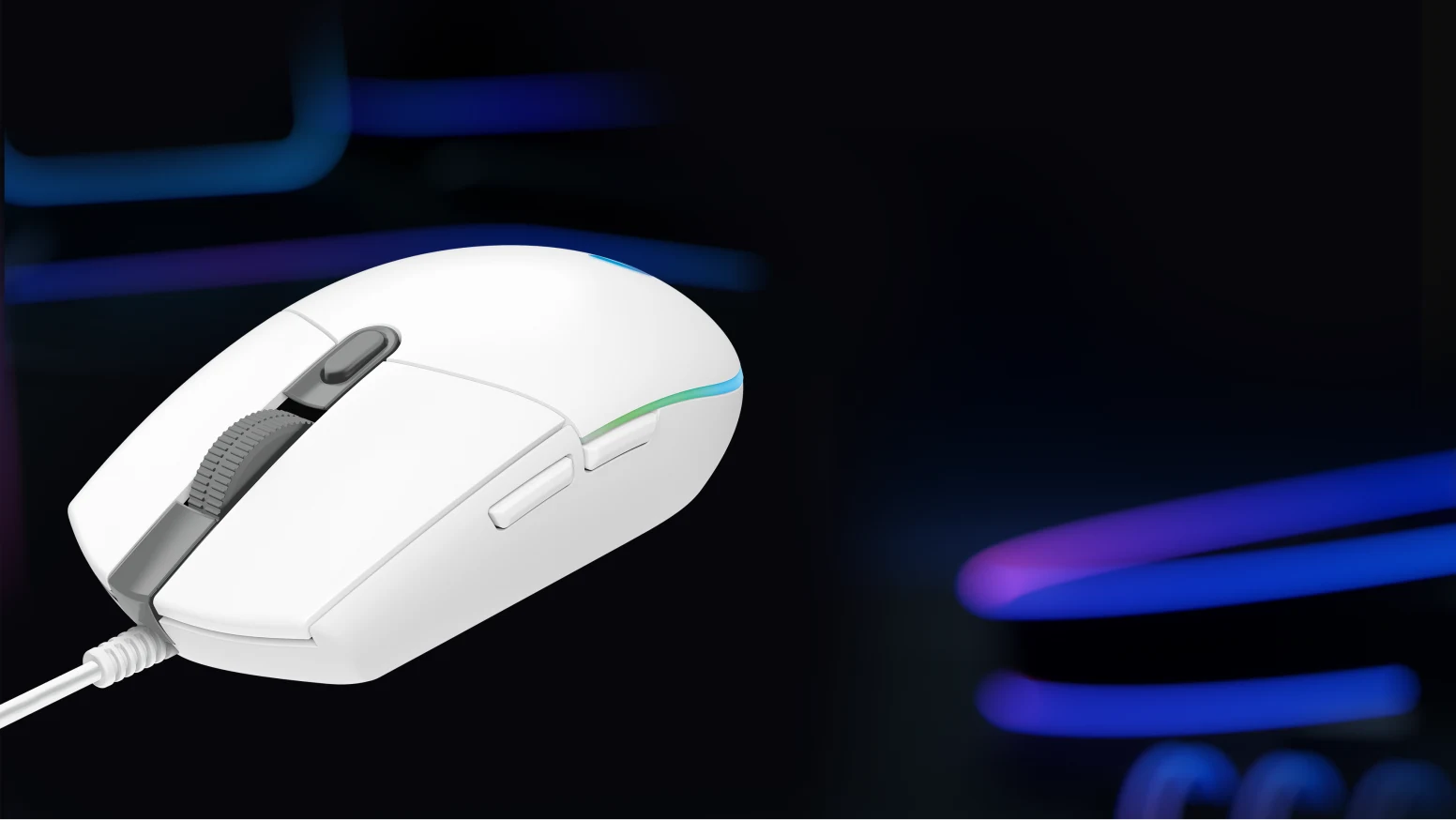 Weiße Gaming-Maus mit RGB-Beleuchtung und Mauskabel vor dunklem Hintergrund.