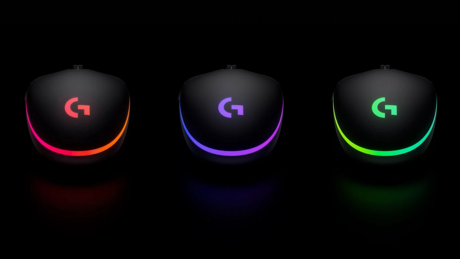 Drei schwarze Gaming-Mäuse mit leuchtendem RGB-Logo und Unterbodenbeleuchtung in Rot, Violett und Grün vor schwarzem Hintergrund.