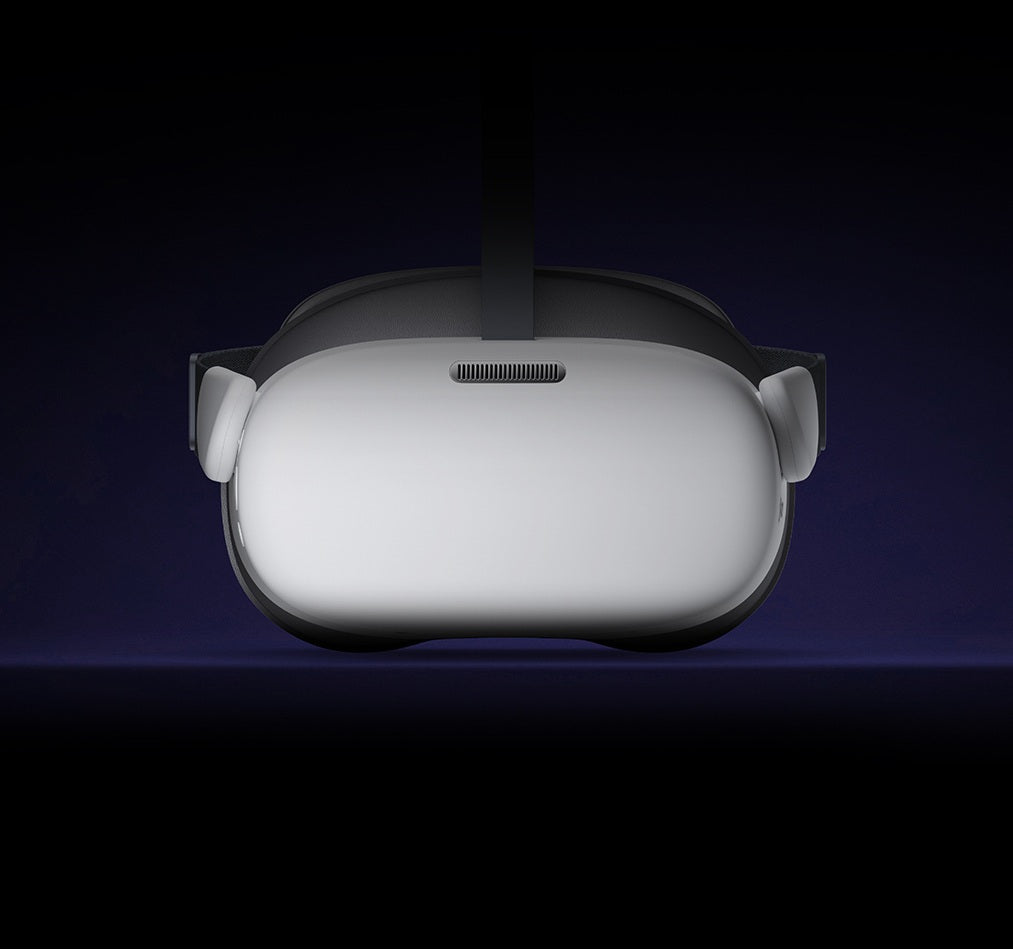 Schwarze und weiße VR-Brille in der Frontansicht vor dunklem Hintergrund