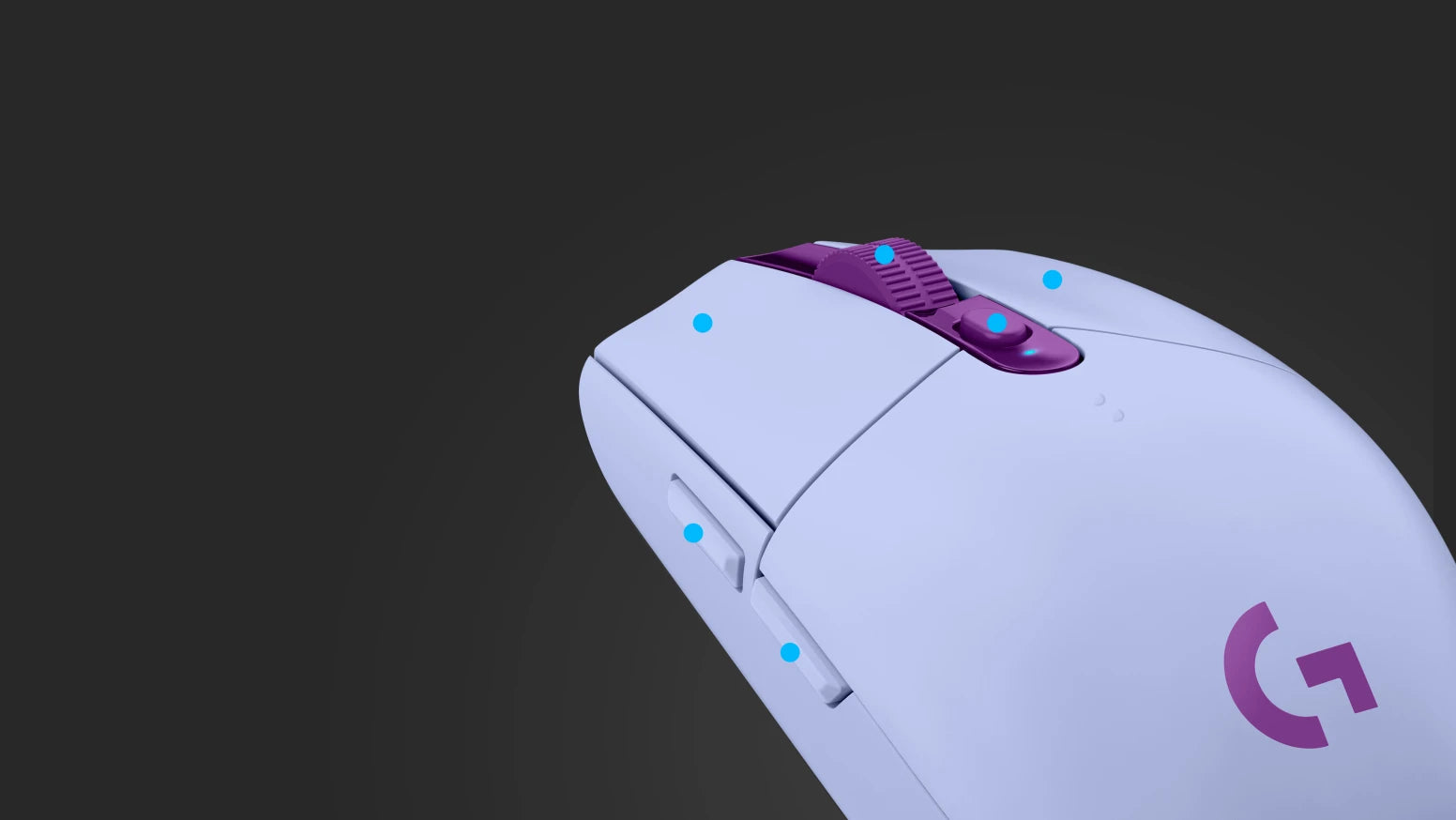 Nahaufnahme einer kabellosen Gaming-Maus in Hellblau mit violetten Akzenten und Logitech G Logo.
